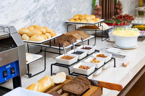 een buffet met verschillende soorten brood en andere voedingsmiddelen bij Annova Nha Trang Hotel in Nha Trang