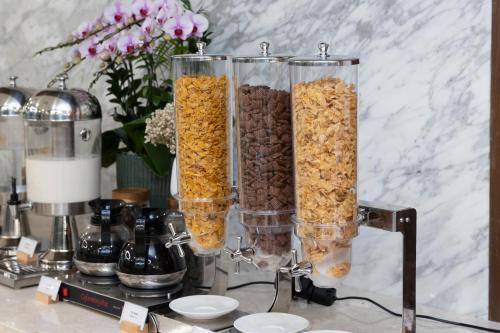 een groep glazen recipiënten gevuld met levensmiddelen bij Annova Nha Trang Hotel in Nha Trang