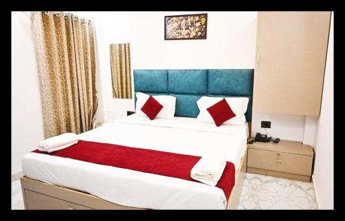 En eller flere senge i et værelse på The Met Palace In Hapur