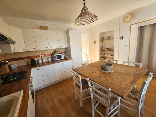 Nhà bếp/bếp nhỏ tại Joli T3 centre de Briançon Serre-Chevalier, parking gratuit