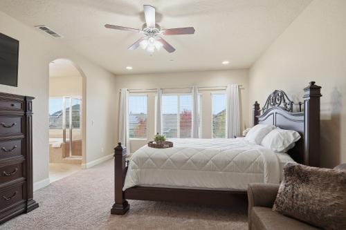 une chambre avec un lit et un ventilateur de plafond dans l'établissement Casa Cortez, à Visalia