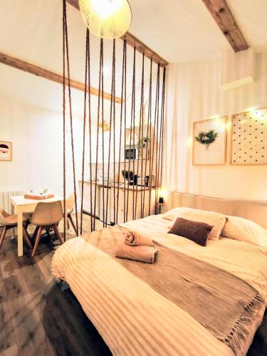 Кровать или кровати в номере Cocon lumineux 4P avec jardin privé calme