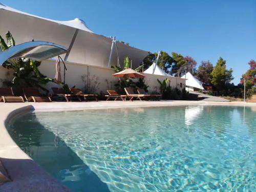 Bazén v ubytování Mili Resort nebo v jeho okolí