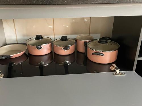 een groep potten en pannen op een fornuis bij Casa de alto padrão in Aparecida