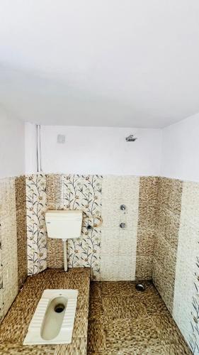 a bathroom with a toilet in a room with tiles at Holiday Home Villa in Thūr