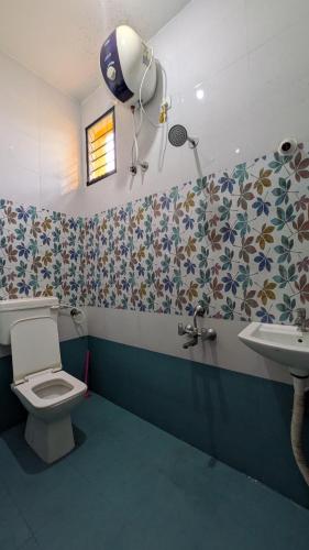 a bathroom with a toilet and a sink at Dream stay villaa in Pondicherry