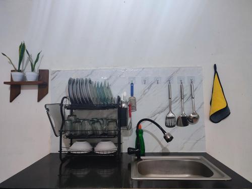 un bancone della cucina con lavandino e utensili di Devania Homestay a Pagaralam