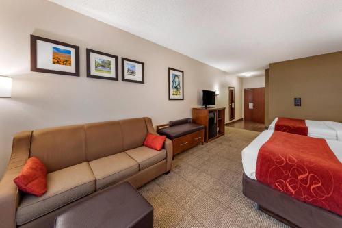 ein Hotelzimmer mit Sofa und Bett in der Unterkunft Comfort Suites Near Six Flags Magic Mountain in Stevenson Ranch