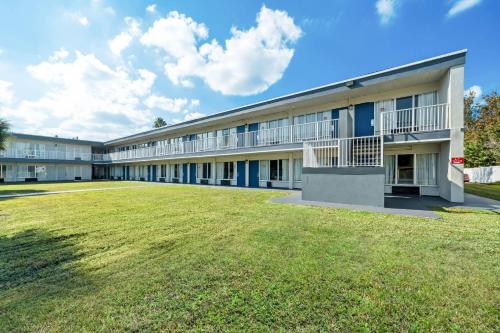 an exterior view of a building with a large yard at Econo Lodge Daytona Beach - Speedway in Daytona Beach