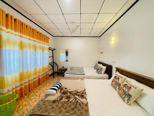 En eller flere senge i et værelse på ZOE Tour And Care