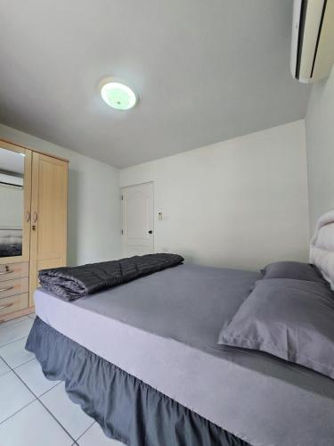 a bedroom with a large bed in a room at Townhome 49 in Ban Nong Pru