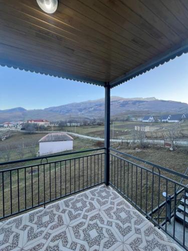 una vista desde el balcón de una casa en Nadir ailevi hotel, 