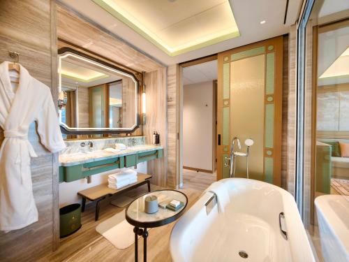 ein Badezimmer mit Badewanne und Waschbecken in der Unterkunft Shangri-La Kunming in Kunming