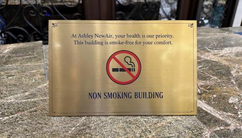 Et logo, certifikat, skilt eller en pris der bliver vist frem på ASHLEY NEWAIR Menteng with Air Purifier