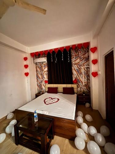 een kamer met een bed en een tafel met ballonnen bij The Modern Home Stay in Guwahati