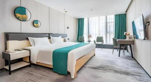 Ένα ή περισσότερα κρεβάτια σε δωμάτιο στο Golden Central Hotel Shenzhen