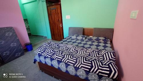 een slaapkamer met twee bedden in een kamer bij Tanishk Home Stay in Jāmb