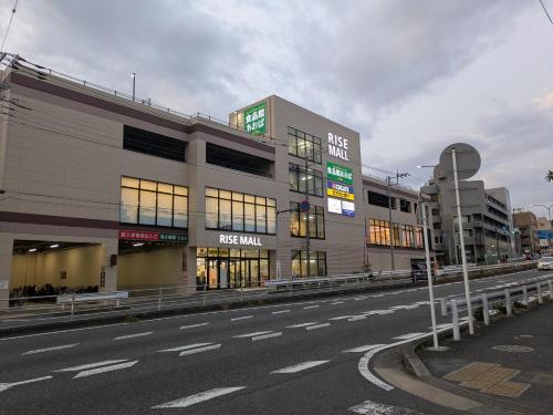 eine leere Straße vor einem Gebäude in der Unterkunft Nice Access Hotel in Kawasaki