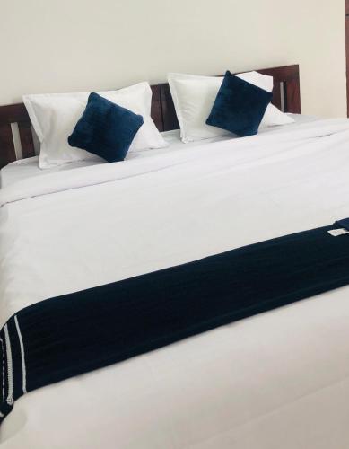 En eller flere senge i et værelse på COFFEE ESTATE STAY COORg