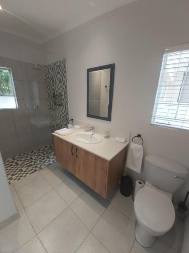 Et badeværelse på Fernpark Cottage, fresh & modern