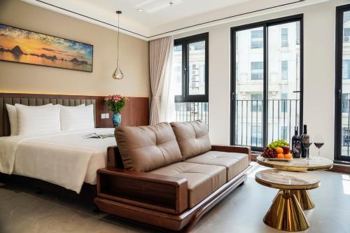 a hotel room with a bed and a couch at Blubiz Hotel 6 in Kon Rung (1)