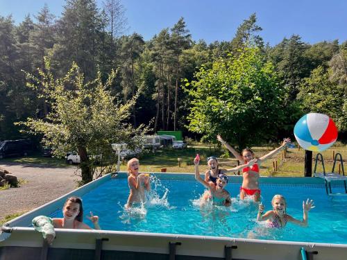 un grupo de niños jugando en una piscina en Kemp U Hrocha, en Mladotice