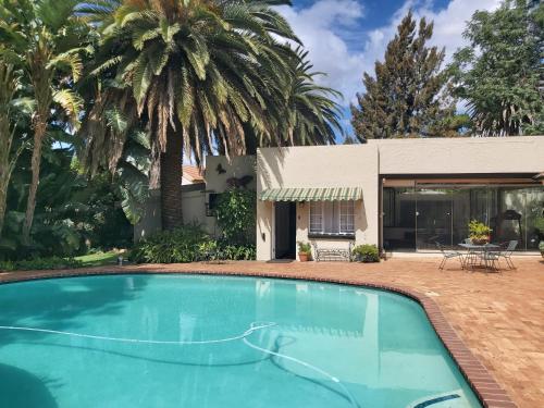 Swimmingpoolen hos eller tæt på Fernpark Cottage, fresh & modern