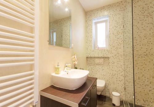 ein Bad mit einem Waschbecken und einem WC in der Unterkunft City Break Apartments Chic and Luxury in Belgrad