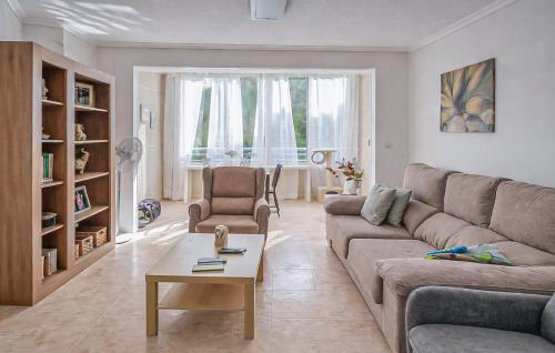 Posezení v ubytování Gorgeous Apartment In Alicante With Swimming Pool