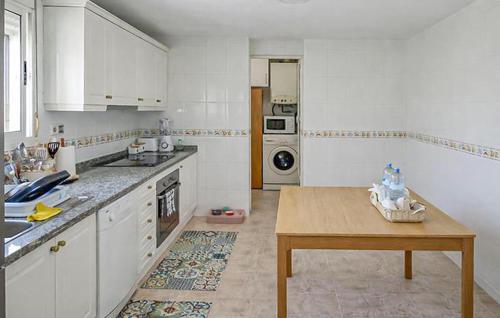 Kuchyň nebo kuchyňský kout v ubytování Gorgeous Apartment In Alicante With Swimming Pool