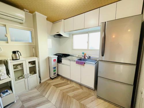 Kuchyň nebo kuchyňský kout v ubytování 横浜黄金町民泊