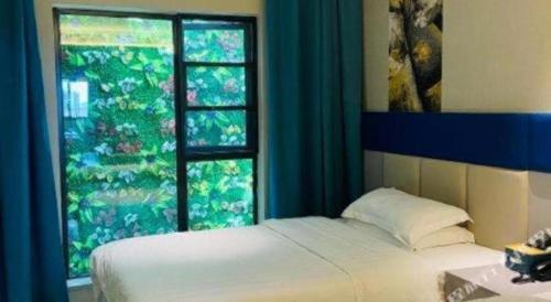 a bedroom with a bed and a window at 7 Days Premium Suzhou Mudu Ancient Town in Suzhou