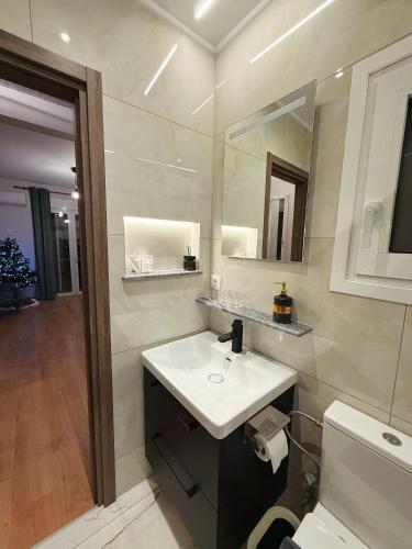 Solvy Poseidonos Beachfront Suite-Direct to Airport & City Center & Piraeus Port