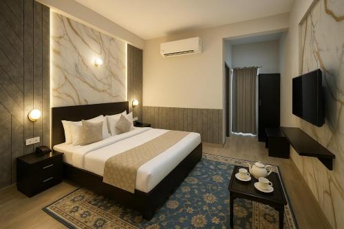 Een bed of bedden in een kamer bij The Ruby Resort Vrindavan # Prime Location # Luxury Rooms # Near Prem Mandir # Restaurant # Big Lawn # Big Parking # By Nandan Group #