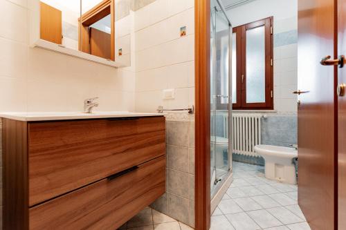 een badkamer met een wastafel en een toilet bij Trilocale con giardino a Cervia - CV012 in Cervia