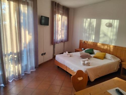 a bedroom with a bed with stuffed animals on it at A' Porta i Frustere in Rotonda