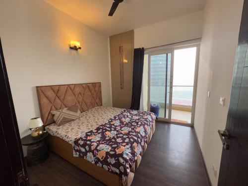 Postel nebo postele na pokoji v ubytování 2BHK River view Apartment and City view