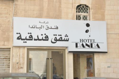 una señal para un hotel bandania en un edificio en Panda Hotel Apartments, en Amán
