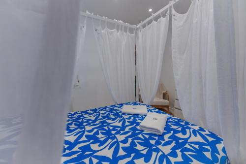 En eller flere senge i et værelse på Évasion Santorin - Jacuzzi & Relax