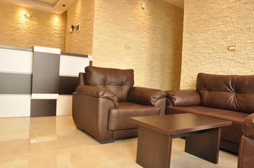 sala de estar con sofá y mesa en Panda Hotel Apartments, en Amán