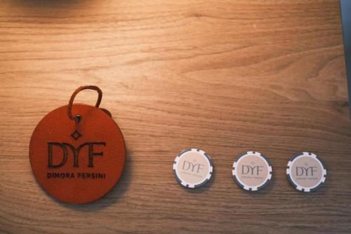 drie labels op een houten tafel met het woord 'sterven' bij Dimora Fersini in Gagliano del Capo