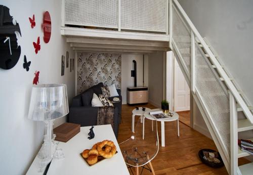 sala de estar con sofá y escalera en King Street Design Apartment for 12, en Budapest