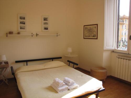 ローマにあるCasa Castelbologneseのベッドルーム1室(タオル付)