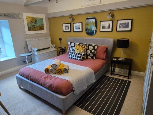 een slaapkamer met een bed met knuffels erop bij An Artist's Cottage in Fishguard