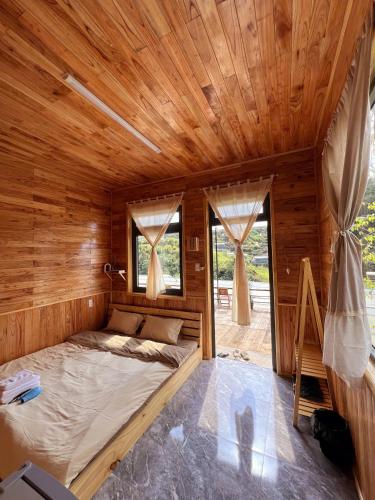 Postel nebo postele na pokoji v ubytování Nhà gỗ nguyên căn 3PN 10Pax WC Private