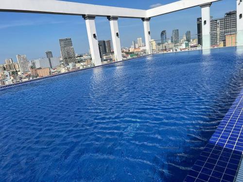 una piscina in cima a un edificio con vista sulla città di LN hotel&Residence a Phumĭ Prêk Chrey