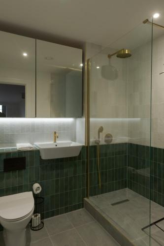 a bathroom with a shower and a toilet and a sink at Bright & Contemporary 1BED Apartment in Birmingham in Birmingham