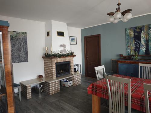 un soggiorno con tavolo e camino di Casa Crăciun a Mănăstirea Humorului