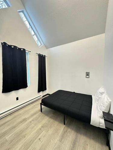 En eller flere senge i et værelse på Rustic Family Bunk #5