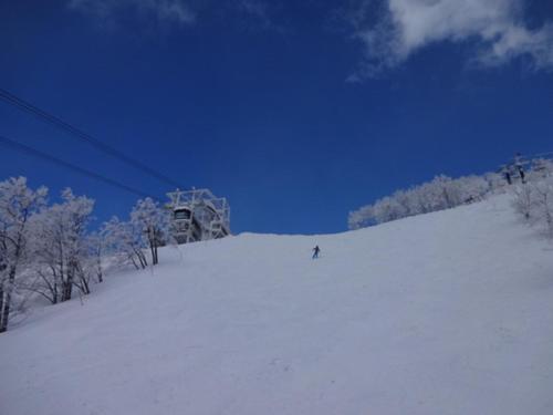 a person skiing down a snow covered ski lift at Pension Come in Minami Uonuma